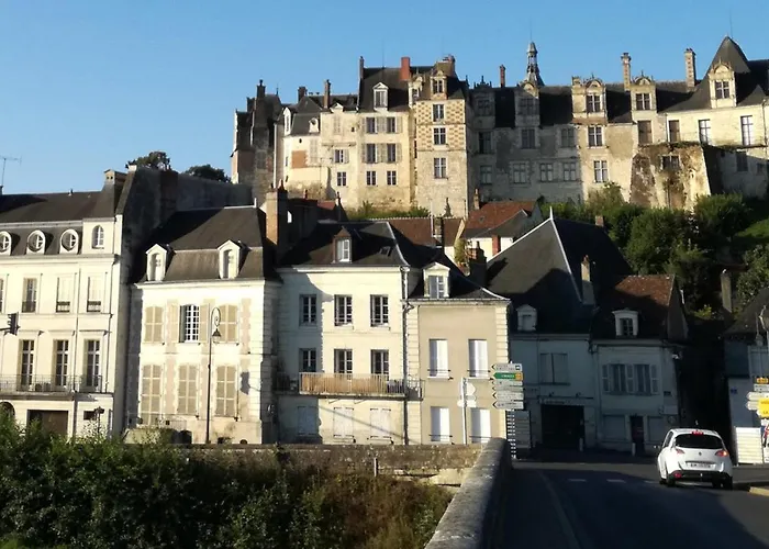 Au pied du château