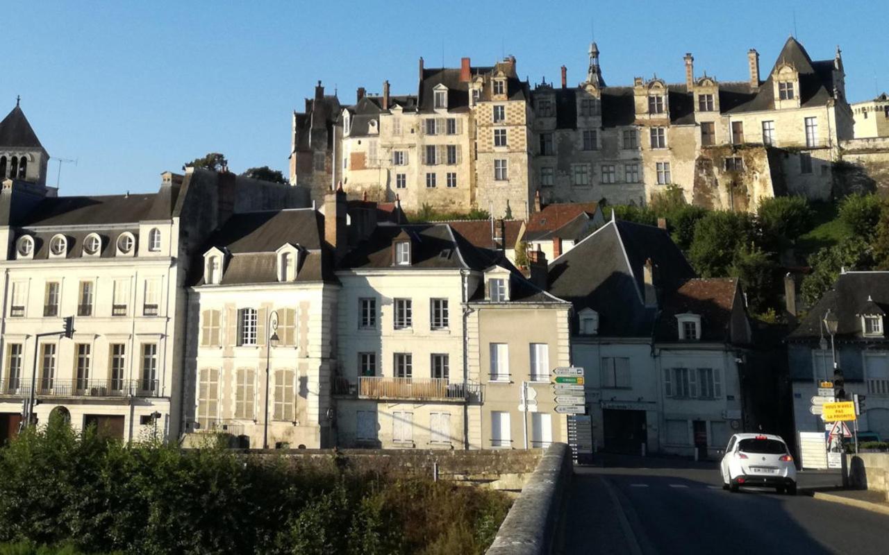 Au Pied Du Château