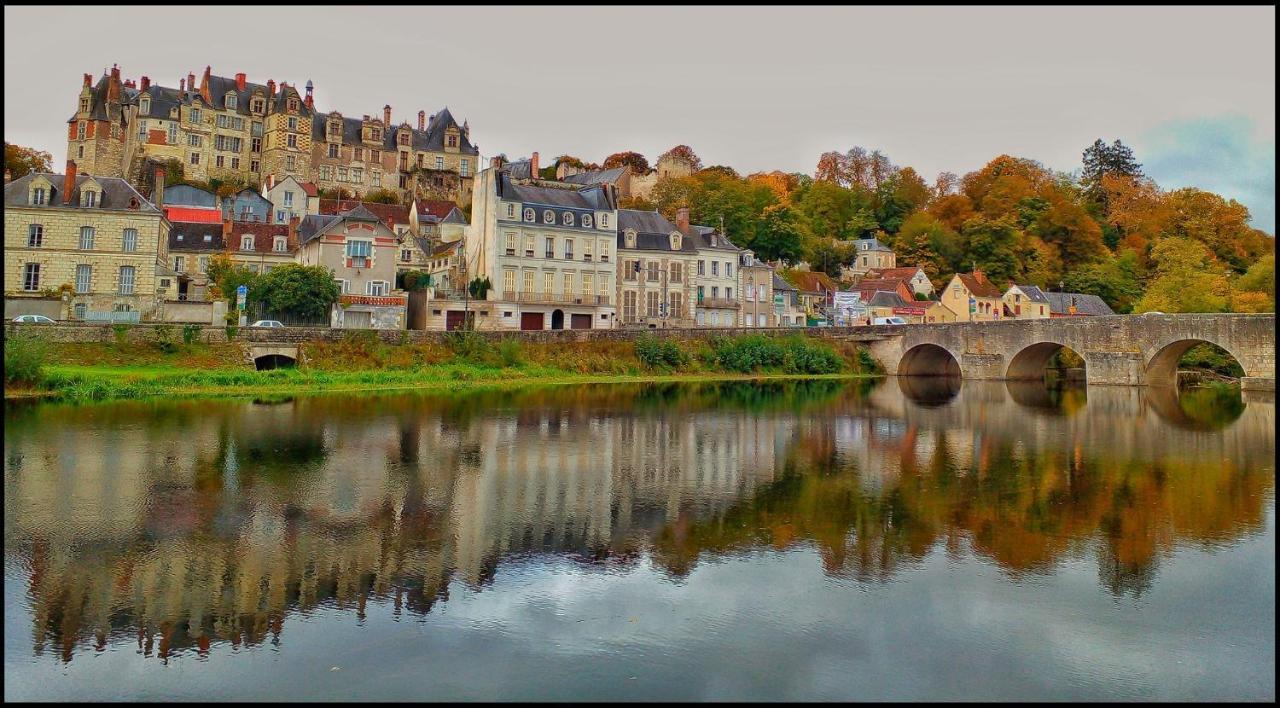 Au Pied Du Château